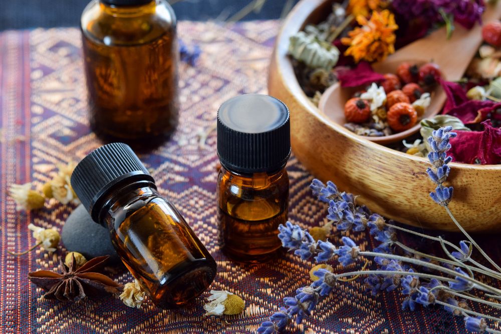 Esenciální olej v skleněné lahvičce s přírodními dekoracemi pro aromaterapii