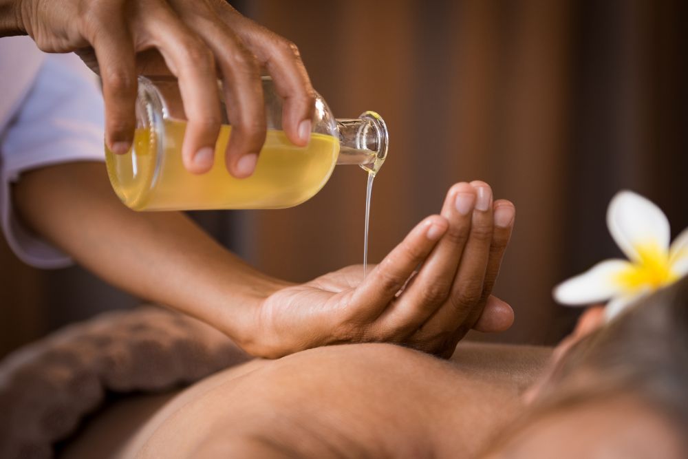 Relaxační koupel s citronovým olejem a svíčkami pro aromaterapii