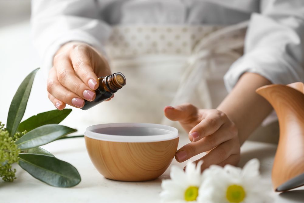 Žena při relaxační aromaterapii s esenciálními oleji