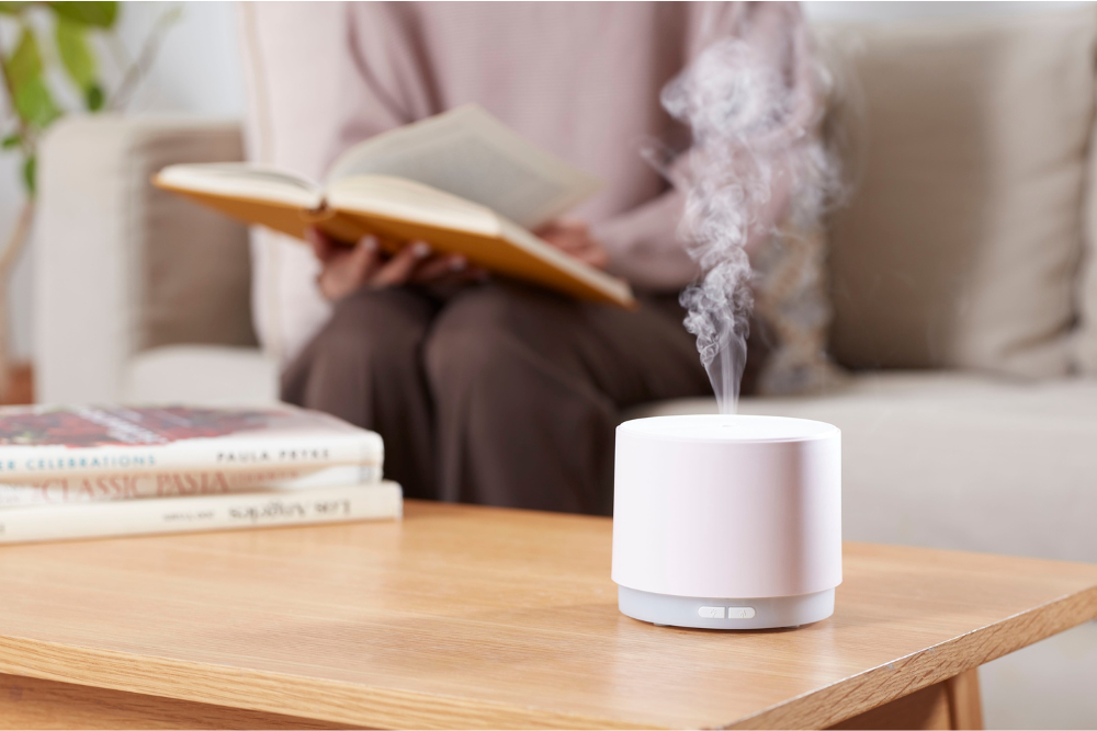 Utilizarea unui difuzor cu ulei esențial într-un mediu casnic liniștit – un ritual natural pentru atmosferă și relaxare