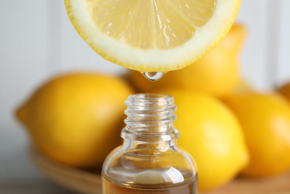 Citronová šťáva kapající do lahvičky – citrusové oleje mohou být fotosenzitivní.