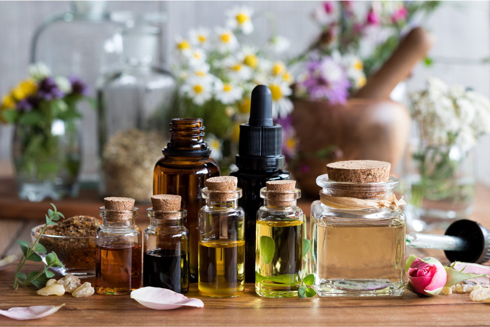 Sticluță cu ulei esențial printre ierburi aromatice proaspete – forța naturii în rutina de zi cu zi