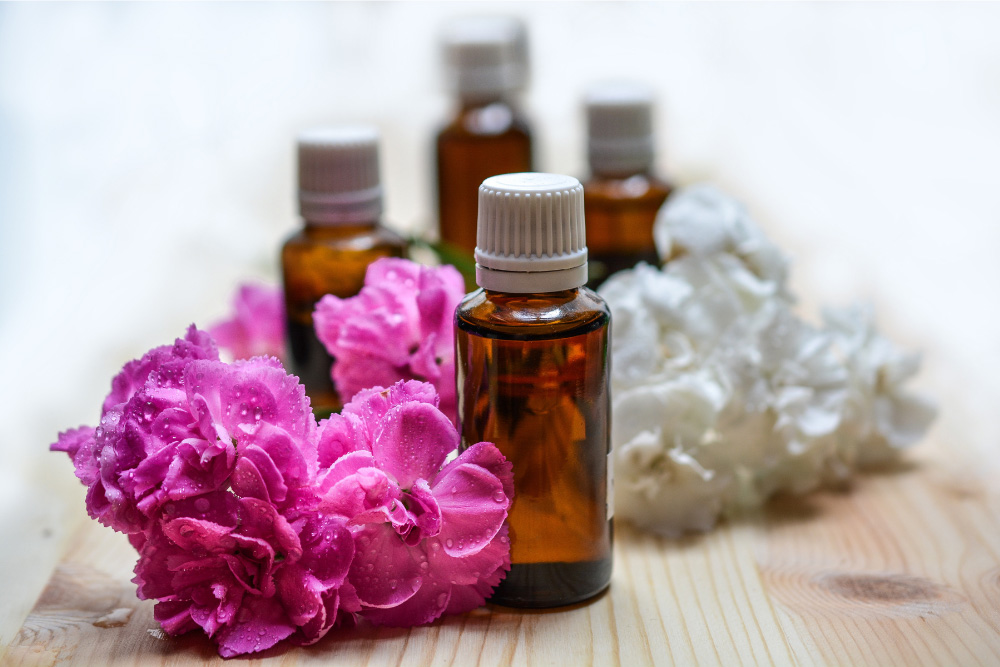 Esenciální oleje a květiny používané při aromaterapii pro osvěžení vzduchu v domácnosti