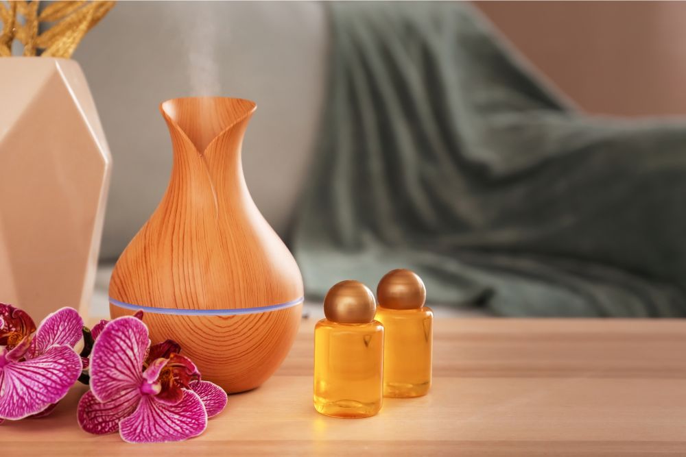 Aroma difuzér s květinou a oleji – symbol relaxace pomocí aromaterapie