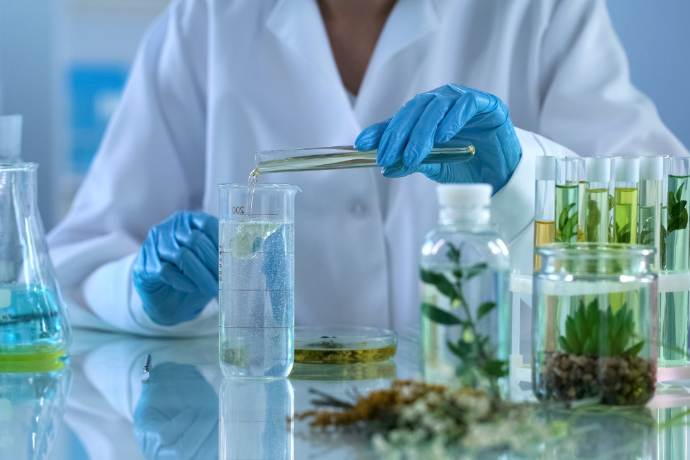 Cercetătoare care analizează uleiuri esențiale în laborator – cercetarea efectelor substanțelor naturale și a aromaterapiei